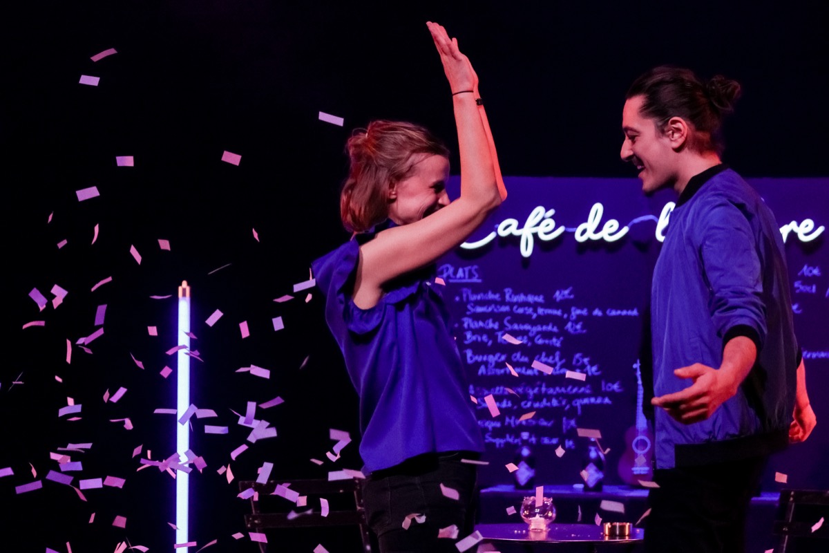 Scène de célébration avec confettis