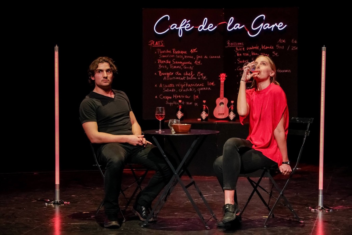 Rendez-vous au café avec verres de vin