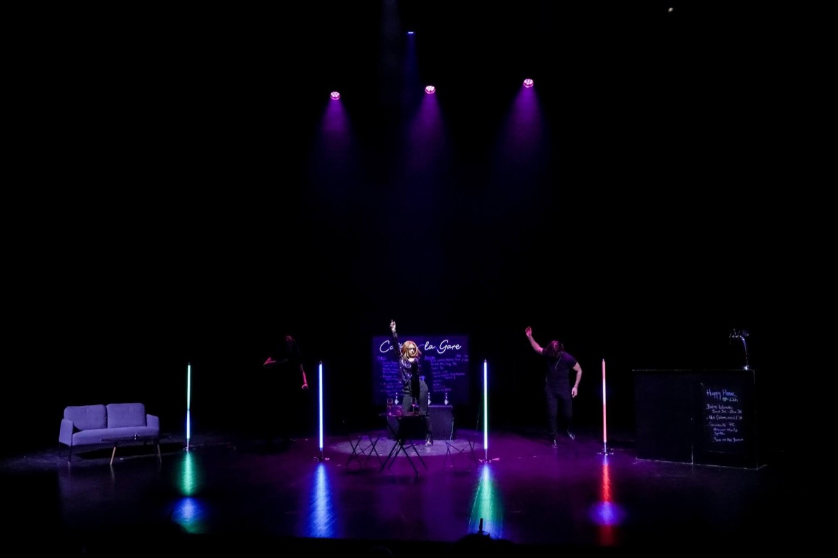 Vue d'ensemble de la scène avec éclairages colorés