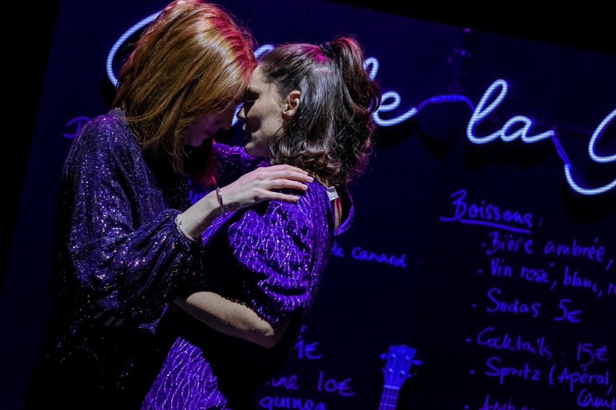 Duo romantique en lumière violette