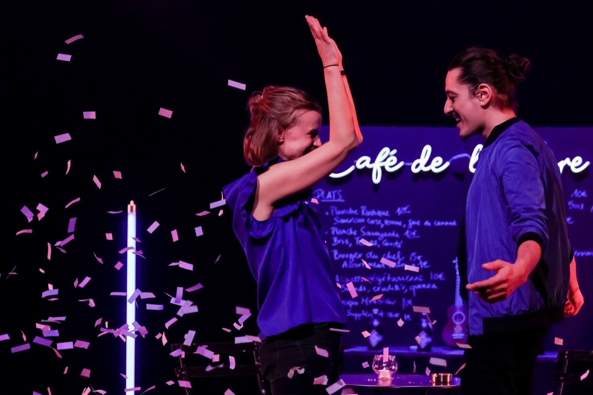 Duo joyeux sous les confettis