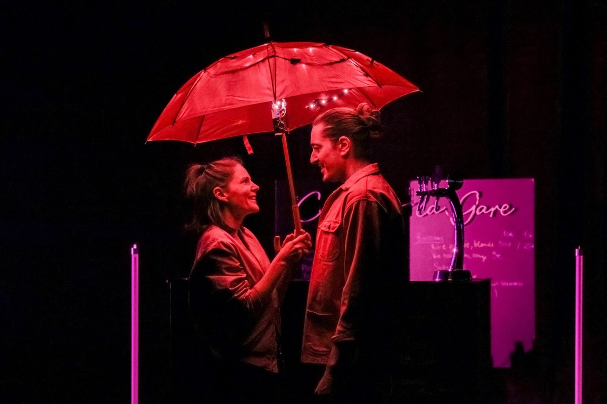 Duo sous un parapluie rouge illuminé